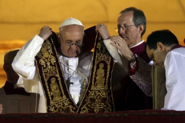 Jméno nového papeže bylo pro sázející překvapením. Kardinál Bergoglio nepatřil k favoritům.