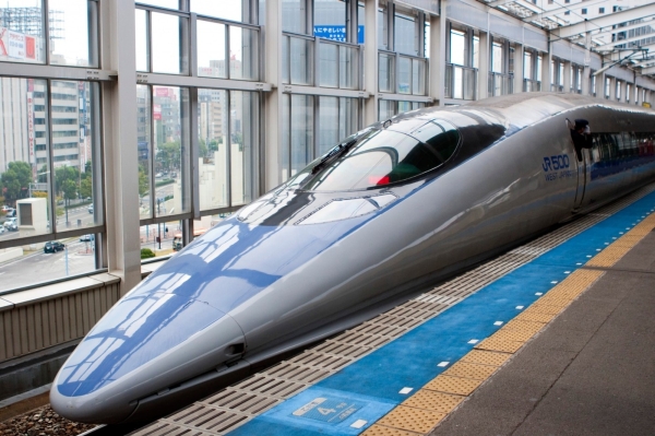 Supravodivé magnety nadnášejí i japonské Šinkanseny. Supravodivé magnety nadnášejí i japonské Šinkanseny.