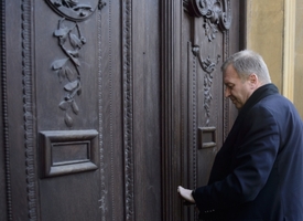 Vlastimil Picek při vstupu do Strakovy akademie.