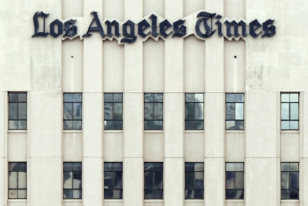 Šéfredaktor sociálních sítí agentury Reuters se prý spikl s hackery ze skupiny Anonymous a pomohl jim k útoku na web listu Los Angeles Times.