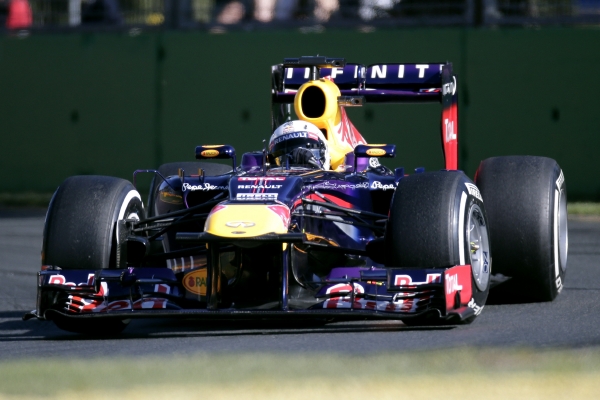 Sebastian Vettel ovládl první dva tréninky v nové sezoně.
