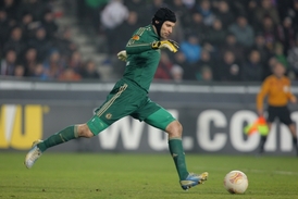 Gólman Chelsea Petr Čech.