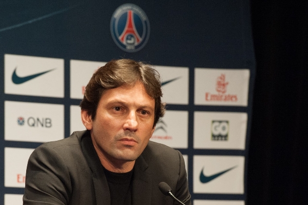 Sportovní ředitel Paris St. Germain a bývalý brazilský fotbalista Leonardo požádal svou přítelkyni o ruku v přímém přenosu.