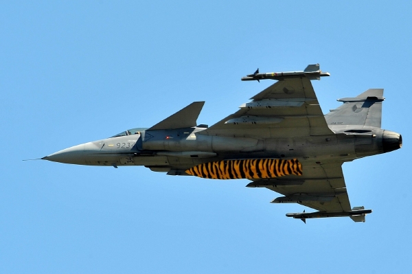 Pronájem švédských stíhaček Jas-39 Gripen zcela neodpovídá českým představám. Pronájem švédských stíhaček Jas-39 Gripen zcela neodpovídá českým představám.