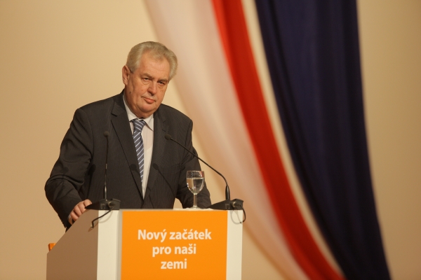 Zeman svým projevem sklidil potlesky ve stoje.