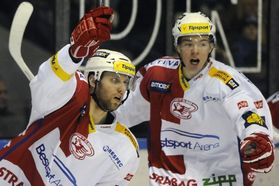 Vladimír Růžička ze Slavie se raduje z gólu v kladenské síti, vpravo je jeho spoluhráč Tomáš Hertl.