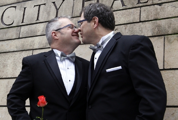Muckymucky. Americký senátor změnil v mžiku názor na homosexuály.