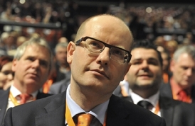 Bohuslav Sobotka obhájil post předsedy strany.