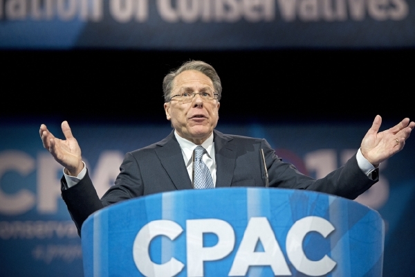 Výkonný viceprezident Národní asociace držitelů střelných zbraní (NRA) Wayne LaPierre. Výkonný viceprezident Národní asociace držitelů střelných zbraní (NRA) Wayne LaPierre.