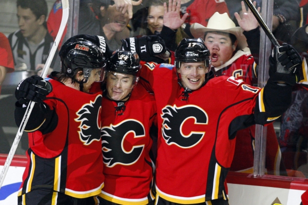 Český útočník Calgary Jiří Hudler (uprostřed) se společně se spoluhráči raduje z gólu.