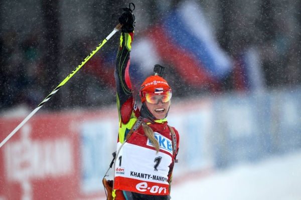 Gabriela Soukalová se raduje z dalšího triumfu.