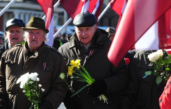 Stovky Lotyšů v sobotu pochodovaly hlavním městem Rigou na oslavu lotyšské jednotky zbraní SS