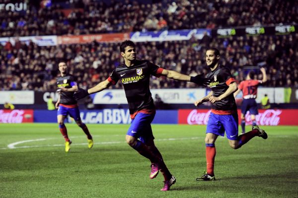 Diego Costa oslavuje gól do sítě Osasuny.