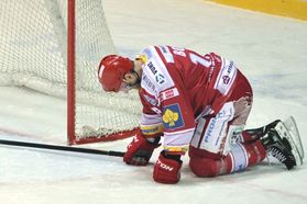 Třinecký hráč Radek Bonk po druhém zápase se skloněnou hlavou.