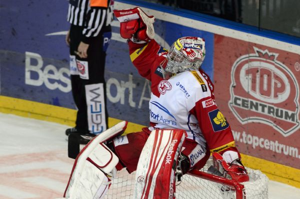 Miroslav Kopřiva z HC Slavia Praha se raduje z vítězství.
