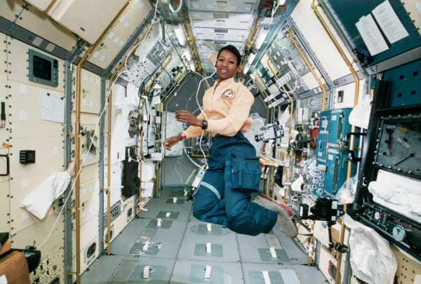 Americká astronautka Mae Jemisonová uvnitř vesmírné laboratoře Spacelab na palubě raketoplánu Endeavour.