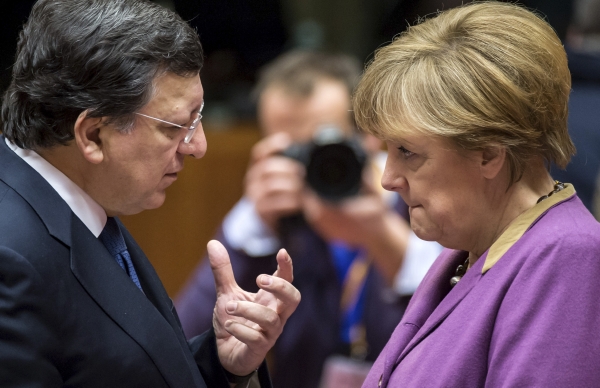 Těžká volba. Ozbrojovat syrské rebely a tím i islamisty, nebo ne? Šéf EK Barroso a německá kancléřka Merkelová.