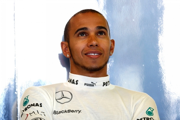 Lewis Hamilton se může smát.
