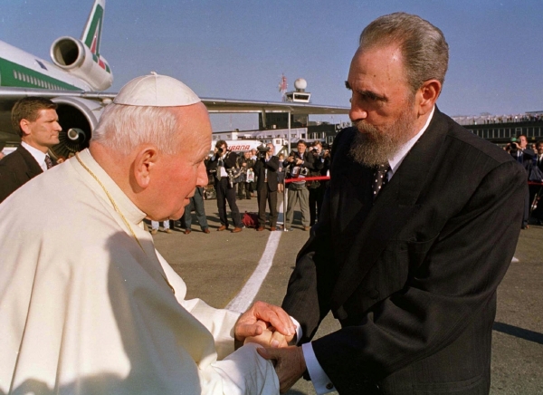 Castro senior vítá roku 1998 v Havaně papeže Jana Pavla II.. Castro senior vítá roku 1998 v Havaně papeže Jana Pavla II..