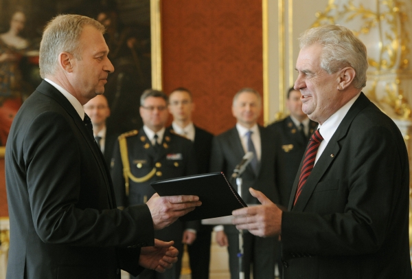 Prezident Zeman (vpravo) jmenoval Vlastimila Picka novým ministrem obrany a vyjádřil svou spokojenost s touto volbou.