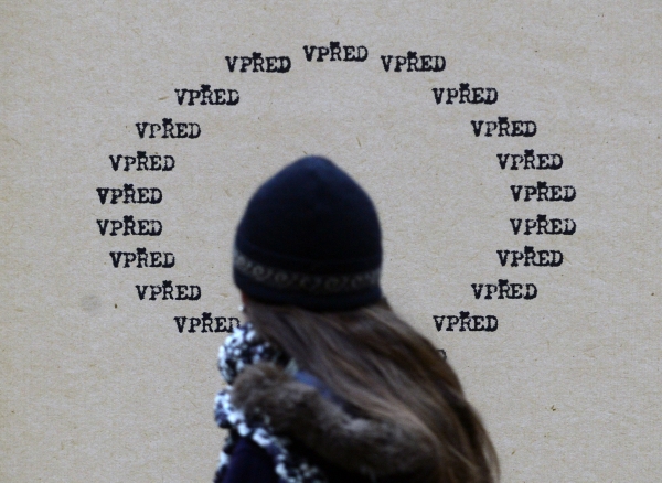 V prostoru piazzety Národního divadla v Praze je od 12. března výstava Antikódy Václava Havla. 