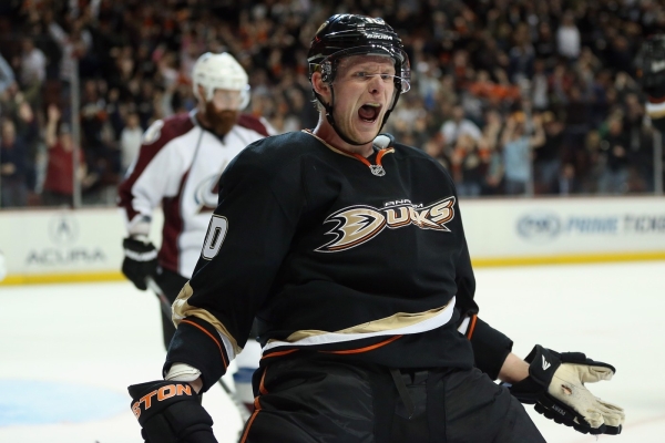 Hokejový útočník Corey Perry podepsal nový osmiletý kontrakt na 69 milionů dolarů s Anaheimem. Hokejový útočník Corey Perry podepsal nový osmiletý kontrakt na 69 milionů dolarů s Anaheimem.