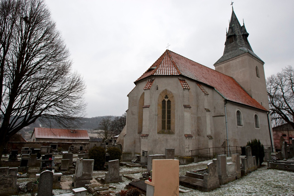 V Roudkách je na prodej kostel a hřbitov i s nebožtíky (na snímku).