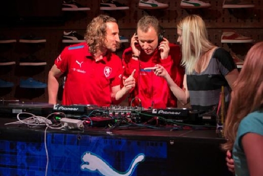 Záložník Petr Jiráček si s hudební aparaturou příliš nerozuměl.