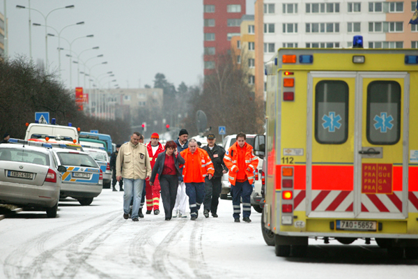 Policisté v Praze zasahovali u přepadení Komerční banky v prosinci 2009.