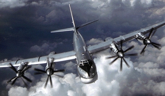 Postarší ruští "Medvědi", Tu-95, stále dobře slouží.
