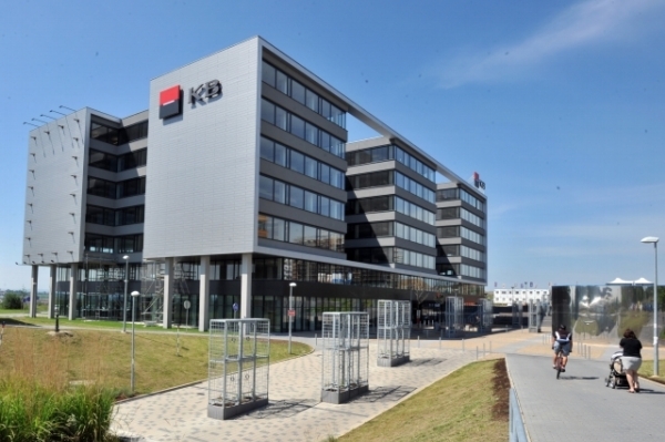 Komerční banka plánuýje odkoupit vlastní akcie až za 15 miliard korun.