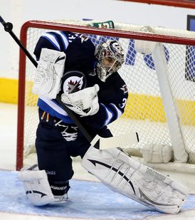 Ondřej Pavelec pomohl k výhře Winnipegu.