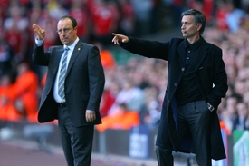 José Mourinho (vpravo) a Rafael Benítez v dobách, kdy Portugalec působil v Chelsea a Španěl v Liverpoolu. José Mourinho (vpravo) a Rafael Benítez v dobách, kdy Portugalec působil v Chelsea a Španěl v Liverpoolu.