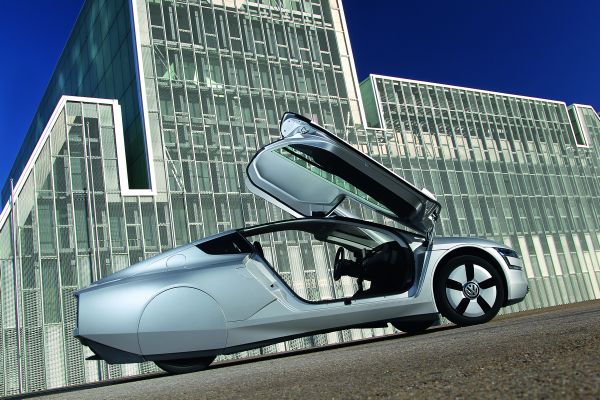 VW XL1 sice jezdí za necelý litr nafty na stovku kilometrů, ale vyražte s ním na nákup...