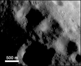 Zaprášené krátery na planetce Eros.