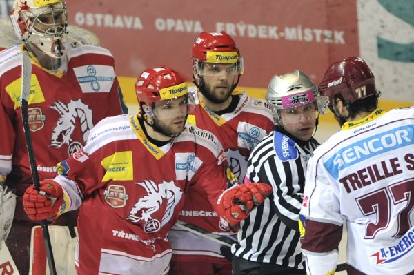 Zleva třinecký brankář Peter Hamerlík, obránci Ctirad Ovčačík a Lukáš Galvas a útočník Sparty Sacha Treille.