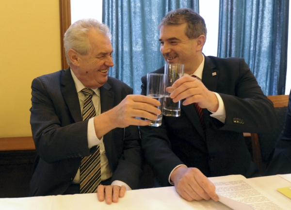Prezident Miloš Zeman (vlevo) a první místopředseda SPOZ Zdeněk Štengl.