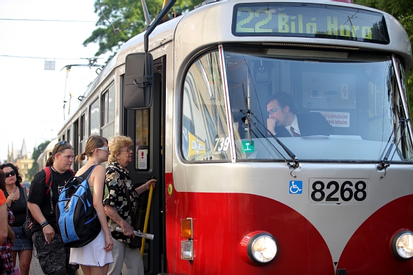 Tramvaj v úseku obora Hvězda - Bílá hora dočasně nahradily autobusy (ilustrační foto).