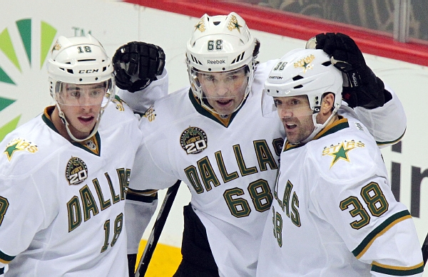 Zleva: Reilly Smith, Jaromír Jágr a Vernon Fiddler po Jágrově gólu proti Coloradu Avalanche.