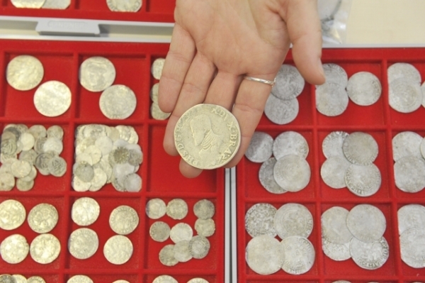 Sběratelská hodnota mincí se odhaduje na 1,1 milionu korun, historická je mnohem vyšší. Sběratelská hodnota mincí se odhaduje na 1,1 milionu korun, historická je mnohem vyšší.