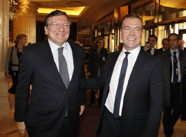 Barroso (vlevo) a Medveděv. Za úsměvy pro kamery to ve vztazích EU-Rusko ještě honě drhne.