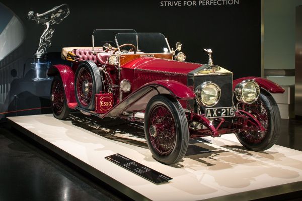 No, uznejte, není sto let starý Silver Ghost krásný? Pochází z roku 1914.