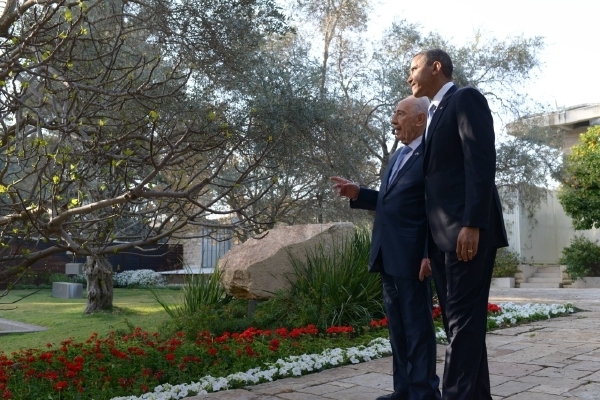 Obama a Peres nakrátko se stali zahradníky. 