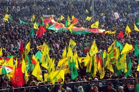 Prohlášení si přišly do města Diyarbakir v kurdsky obývané části Turecka vyslechnout statisíce Kurdů.