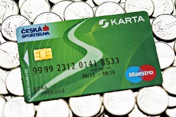 Kontroverzní sKarta by měla usnadnit výplatu sociálních dávek.