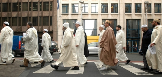 Muslimové protestují před Evropskou komisí v Bruselu proti karikaturám Mohameda.