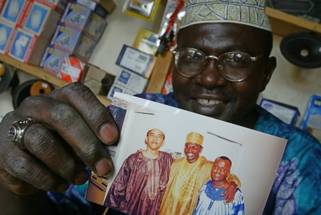 Malik Obama (na fotografii uprostřed) se svým mladším bratrem Barackem. .