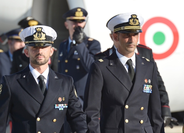 Vojáci Massimilian Latorre a Salvatore Girone (vlevo) byli v Indii loni zadrženi a obviněni z vraždy.