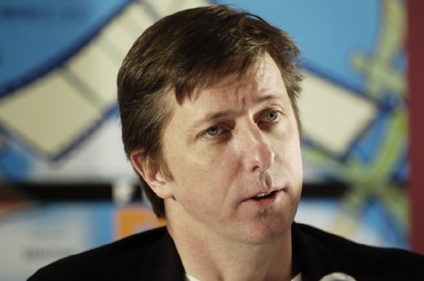 Režisér Hal Hartley nebyl na pražském febiofestu poprvé, letos si odváží i vítěznou cenu středometrážních filmů za snímek Meanwhile. Režisér Hal Hartley nebyl na pražském febiofestu poprvé, letos si odváží i vítěznou cenu středometrážních filmů za snímek Meanwhile.