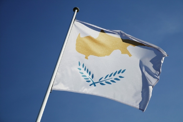 Kyperský parlament schválil zákony o dohledu nad pohybem kapitálu. Kyperský parlament schválil zákony o dohledu nad pohybem kapitálu.